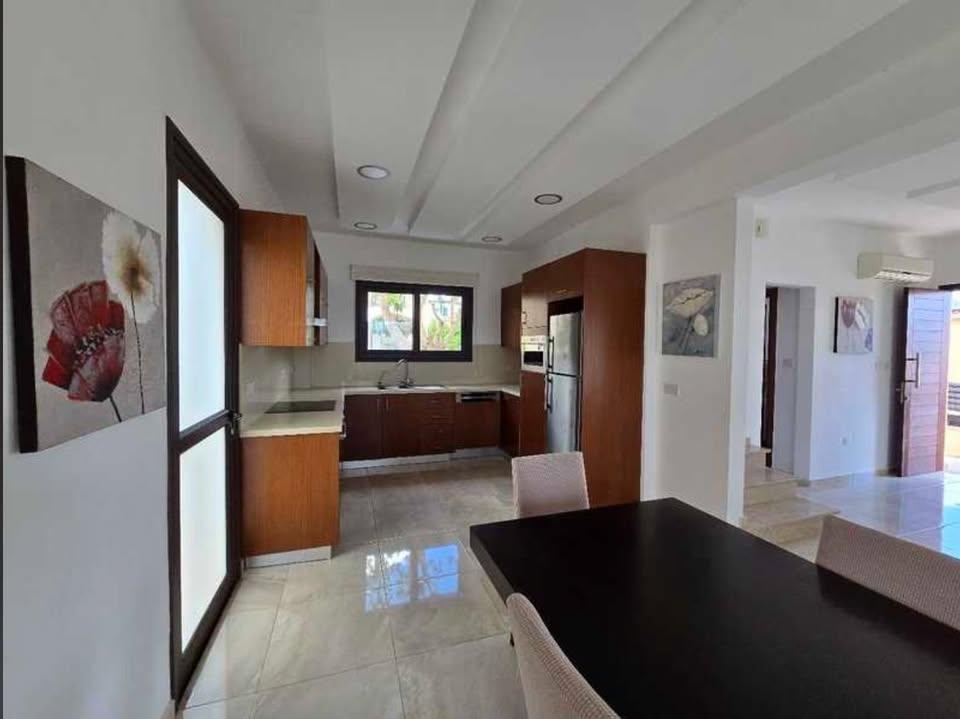 3 beds 3 baths House: https://www.facebook.com/marketplace/item/1404996100746570 (www.facebook.com)