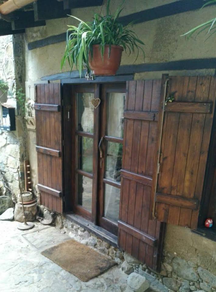 ΠΩΛΕΙΤΑΙ / FOR SALE
Διώροφη διατηρητέα κατοικία 
Two-storey one-bedroom house.: https://www.facebook.com/marketplace/item/23867650609525447 (www.facebook.com)