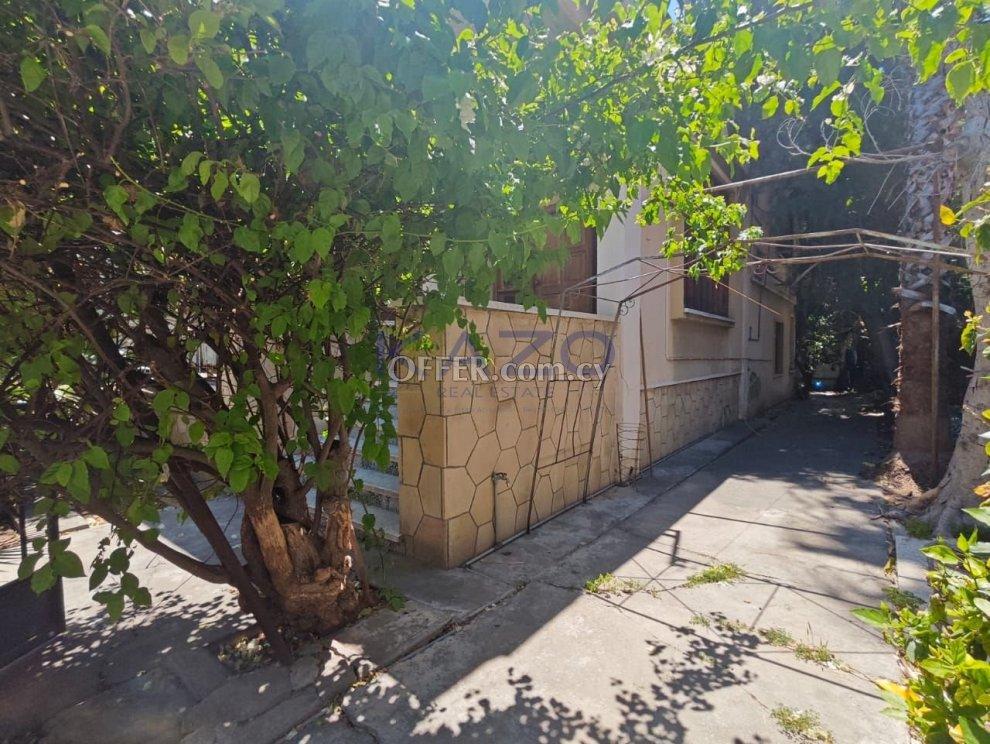 Spacious Semi-Detached House for Sale in Katholiki: https://www.offer.com.cy/en/spacious-semi-detached-house-for-sale-in-katholiki/21-816123/ (www.offer.com.cy)