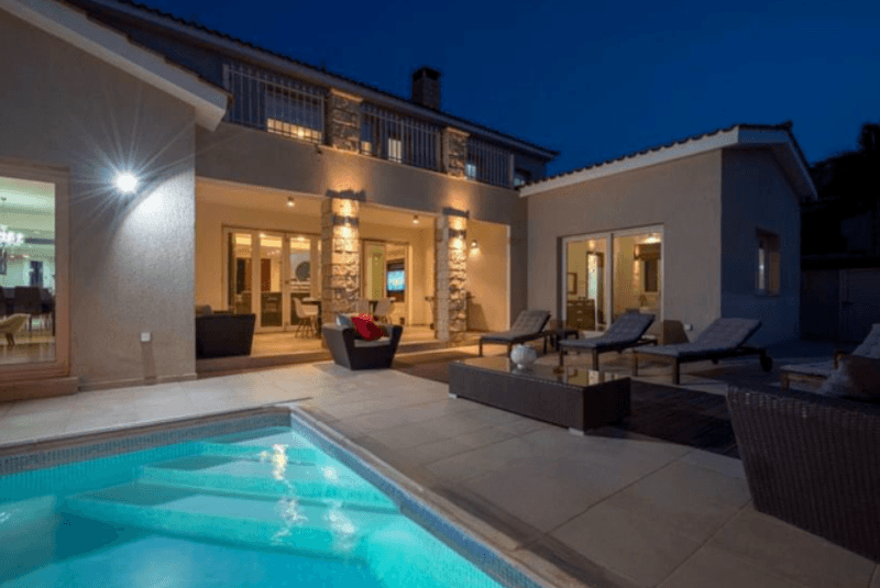 6-bedroom villa for sale: https://www.bazaraki.com/adv/5792775_6-bedroom-villa-for-sale (www.bazaraki.com)