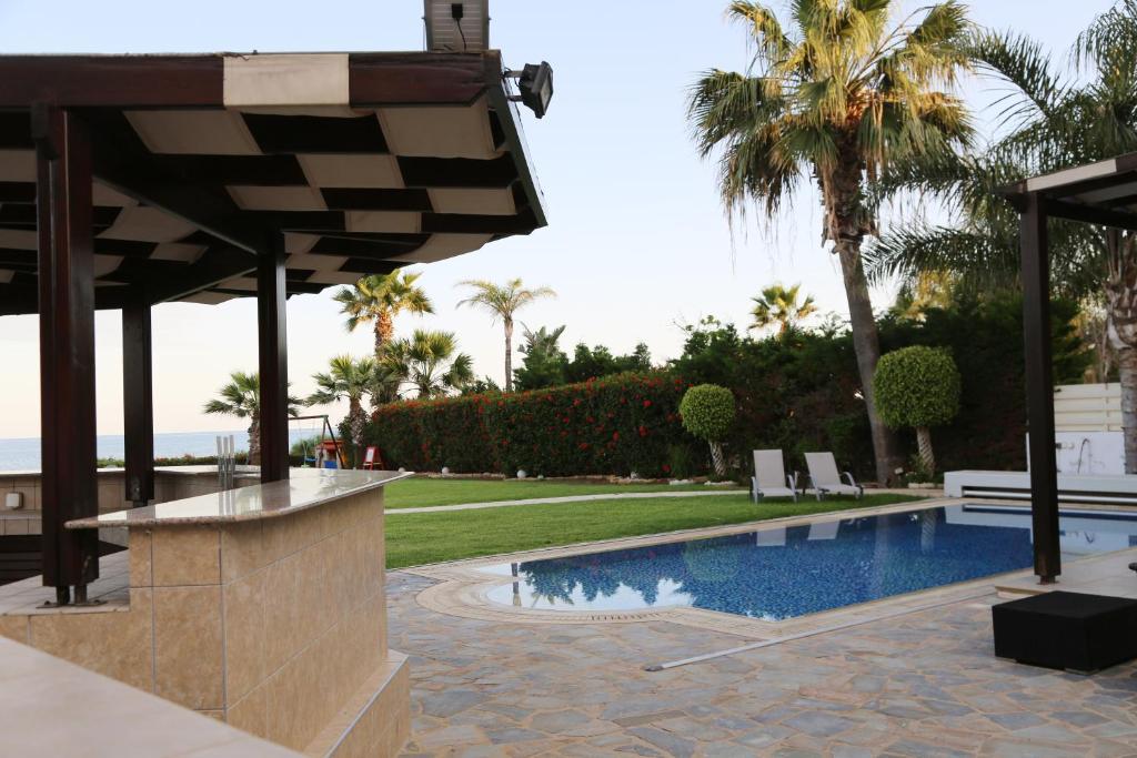 New 5-bedroom villa in Famagusta № 146934: https://dom.com.cy/en/catalog/sale/146934/ (dom.com.cy)