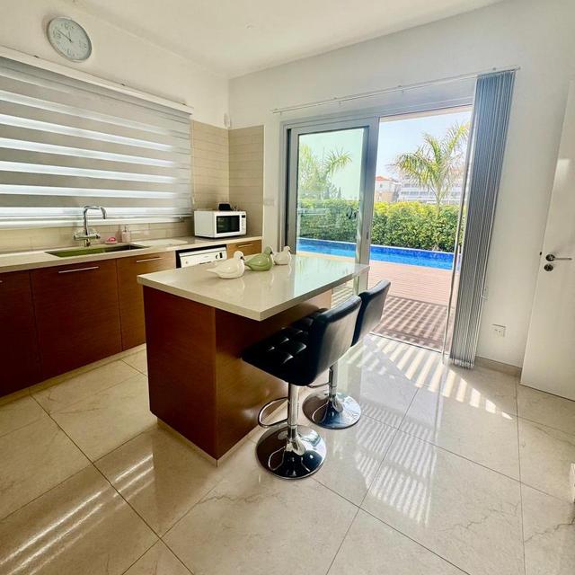7-bedroom villa in Paphos № 153395: https://dom.com.cy/en/catalog/sale/153395/ (dom.com.cy)