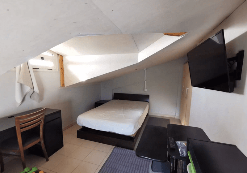 3-bedroom penthouse to rent: https://www.bazaraki.com/adv/5794612_3-bedroom-penthouse-to-rent (www.bazaraki.com)