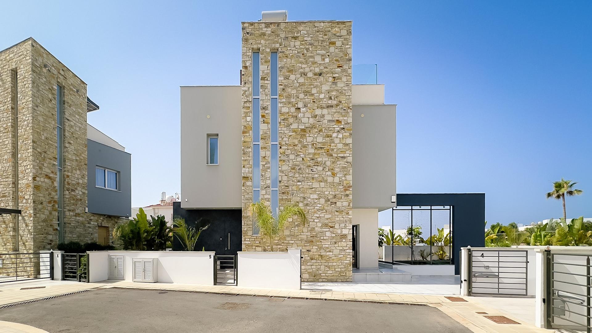 New 4-bedroom villa in Famagusta № 152556: https://dom.com.cy/en/catalog/sale/152556/ (dom.com.cy)