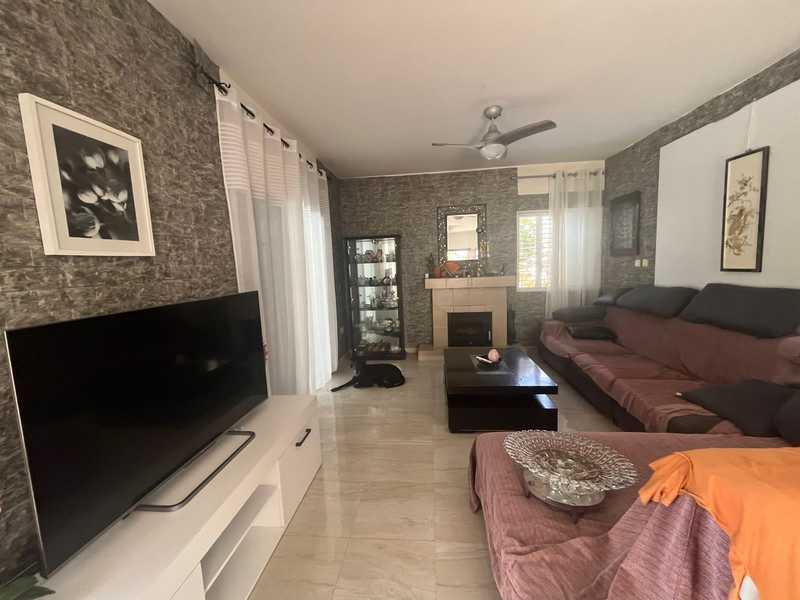 4-bedroom villa to rent: https://www.bazaraki.com/adv/5793414_4-bedroom-villa-to-rent (www.bazaraki.com)