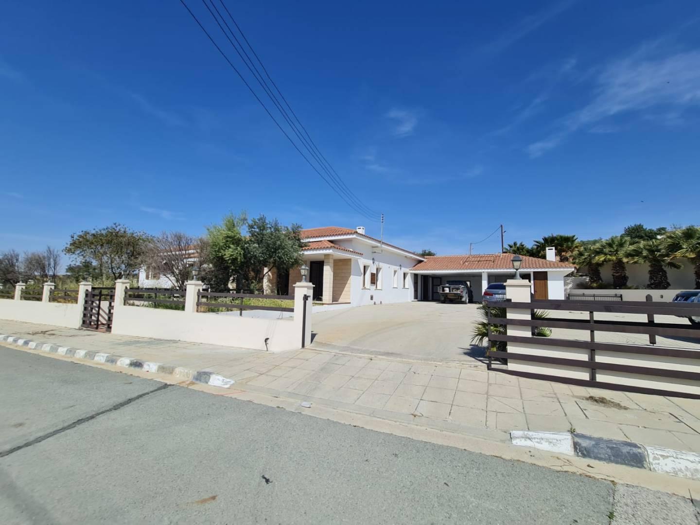 5-bedroom villa in Larnaca № 153151: https://dom.com.cy/en/catalog/sale/153151/ (dom.com.cy)