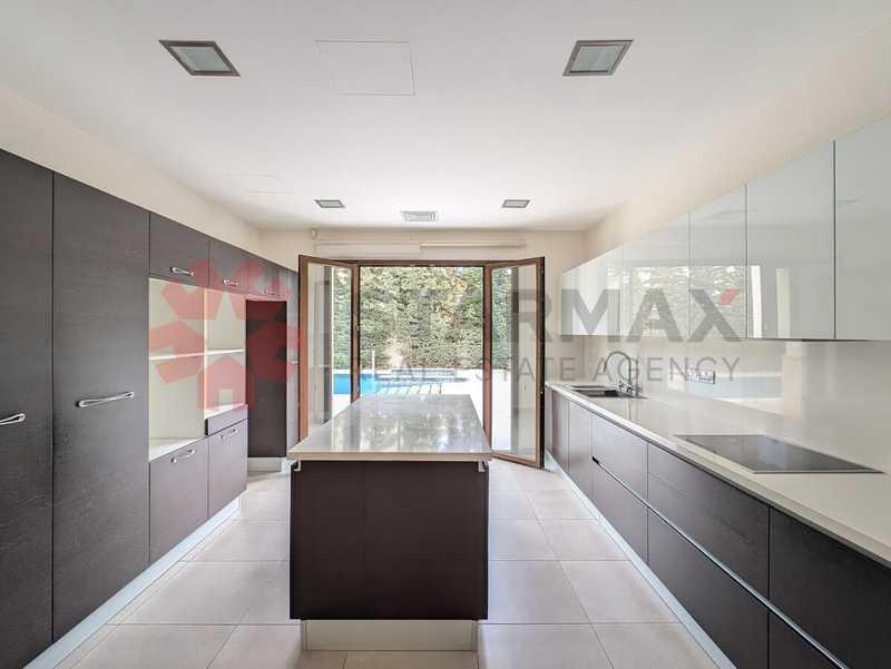 5-bedroom villa for sale: https://www.bazaraki.com/adv/5799652_5-bedroom-villa-for-sale (www.bazaraki.com)