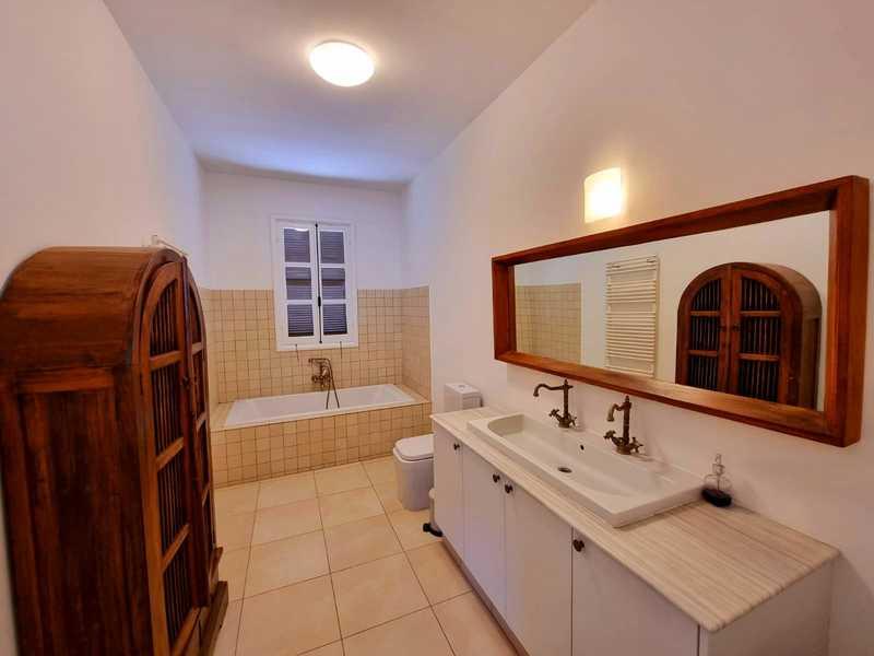 5-bedroom villa to rent: https://www.bazaraki.com/adv/5759486_5-bedroom-villa-to-rent (www.bazaraki.com)