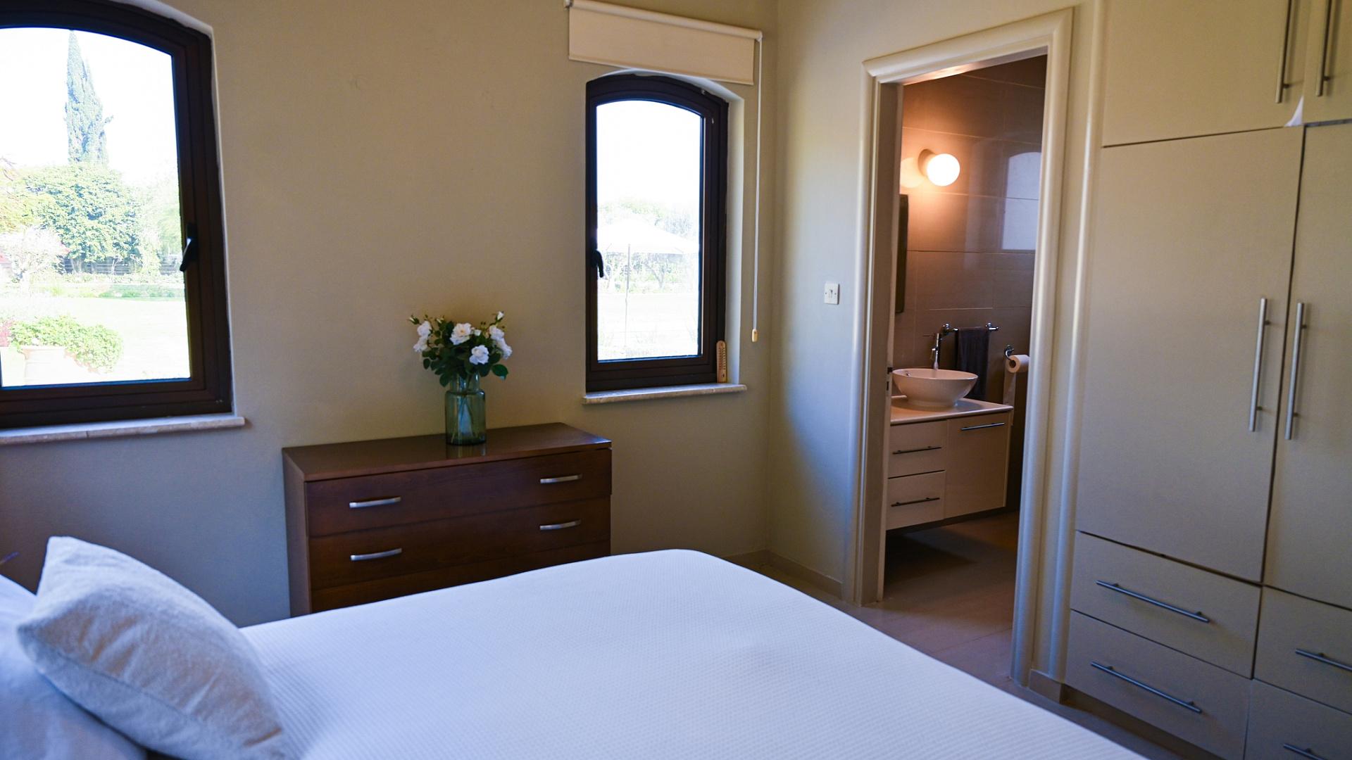 6-bedroom villa in Larnaca № 153177: https://dom.com.cy/en/catalog/sale/153177/ (dom.com.cy)