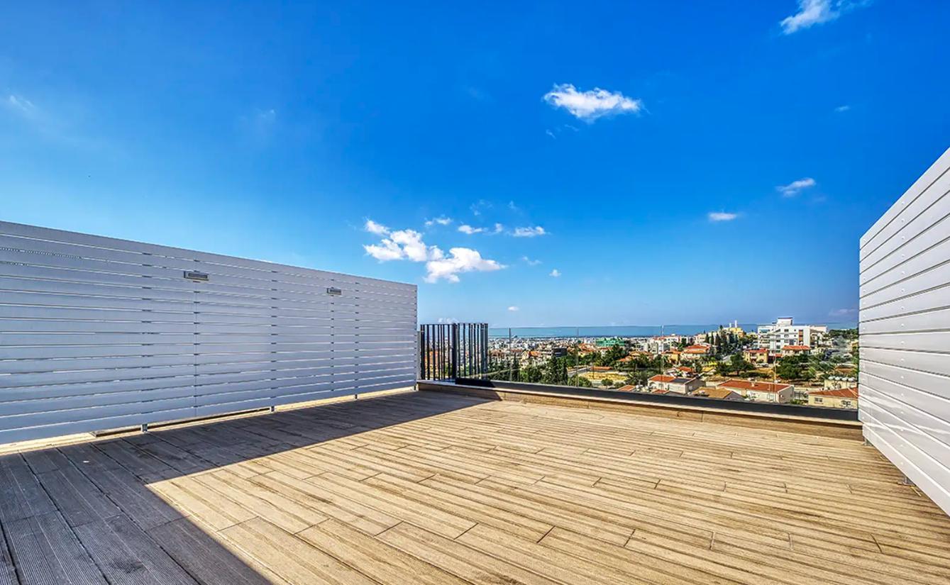 3-bedroom penthouse in Limassol №152662: https://dom.com.cy/en/catalog/rent/152662/ (dom.com.cy)