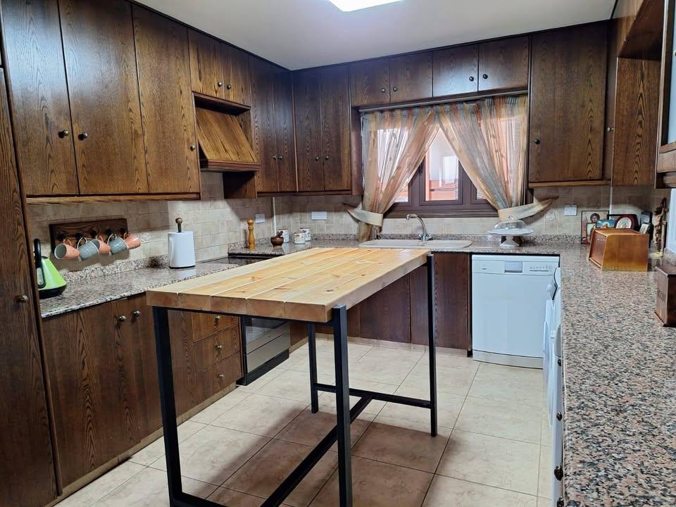 Stunning villa in Oroklini in Prime Cul‑de‑Sac Location 2 mins from the beach: https://www.facebook.com/marketplace/item/693956403015567 (www.facebook.com)