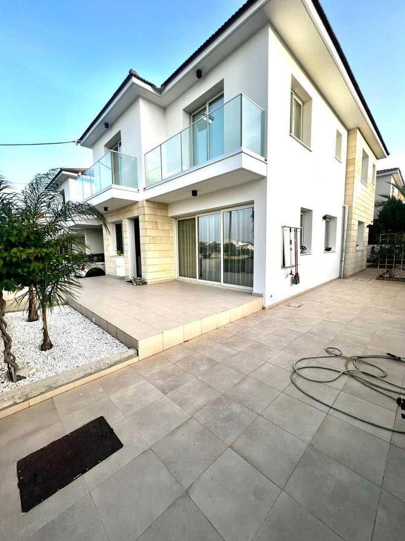 4-bedroom semi-detached for sale: https://www.bazaraki.com/adv/5765965_4-bedroom-semi-detached-for-sale (www.bazaraki.com)