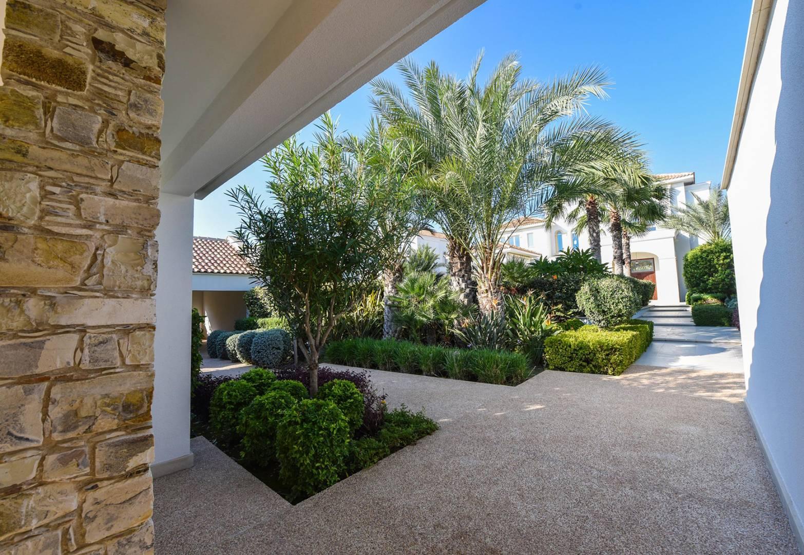 New 5-bedroom villa in Larnaca № 153400: https://dom.com.cy/en/catalog/sale/153400/ (dom.com.cy)