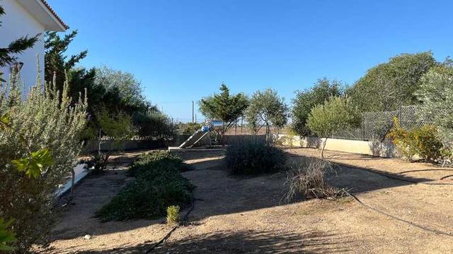 3-bedroom villa to rent: https://www.bazaraki.com/adv/5792476_3-bedroom-villa-to-rent (www.bazaraki.com)