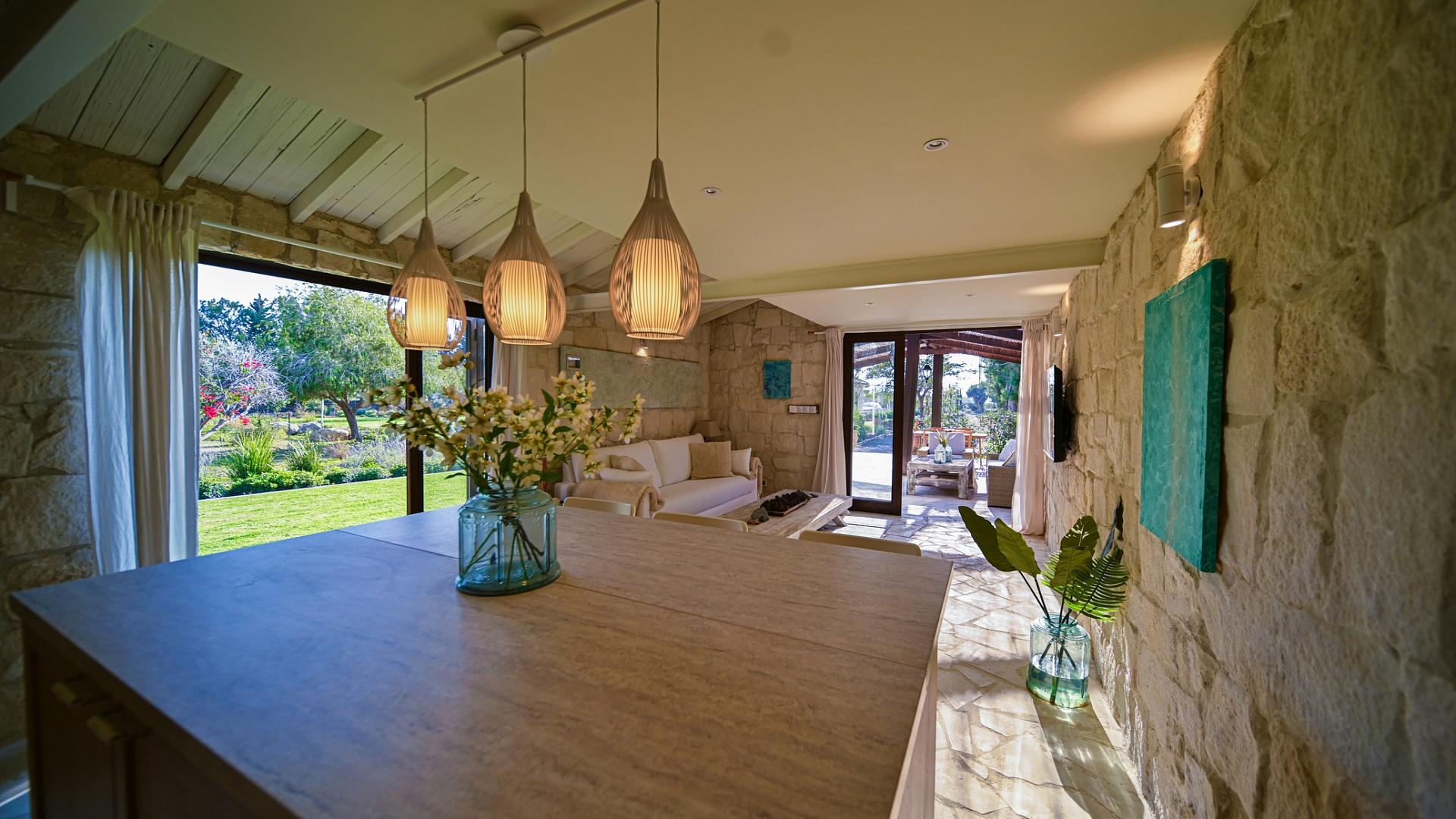 6-bedroom villa in Larnaca № 153177: https://dom.com.cy/en/catalog/sale/153177/ (dom.com.cy)