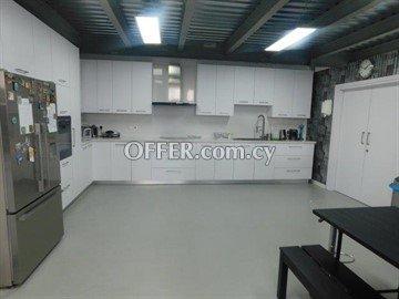 Large Warehouse Of 200 Sq.M. In Latsia: https://www.offer.com.cy/en/large-warehouse-of-200-sq-m-in-latsia/21-629590/ (www.offer.com.cy)