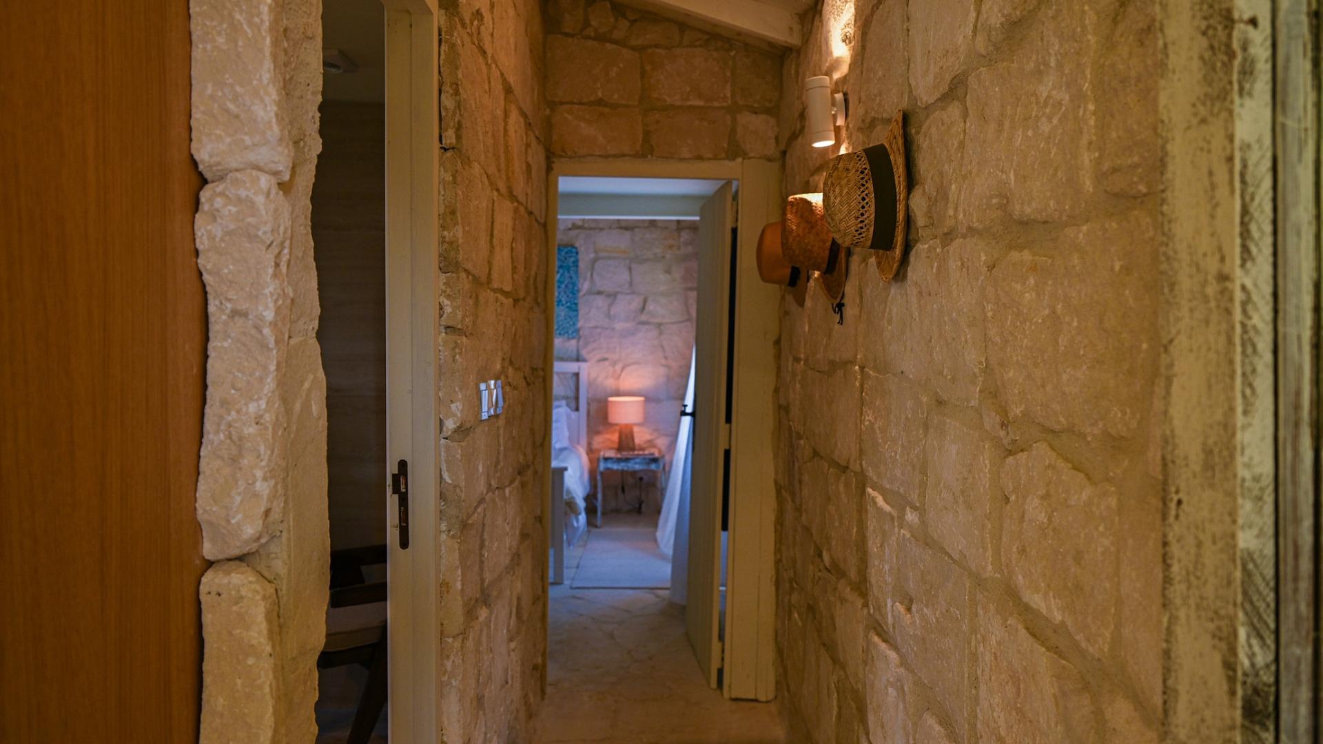 6-bedroom villa in Larnaca № 153177: https://dom.com.cy/en/catalog/sale/153177/ (dom.com.cy)