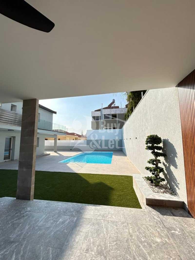 5-bedroom villa for sale: https://www.bazaraki.com/adv/5791125_5-bedroom-villa-for-sale (www.bazaraki.com)