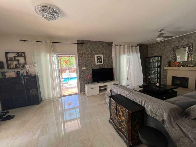 4-bedroom villa to rent: https://www.bazaraki.com/adv/5793414_4-bedroom-villa-to-rent (www.bazaraki.com)