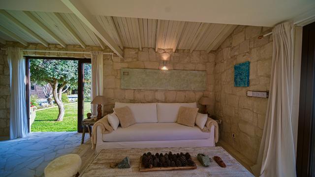 6-bedroom villa in Larnaca № 153177: https://dom.com.cy/en/catalog/sale/153177/ (dom.com.cy)