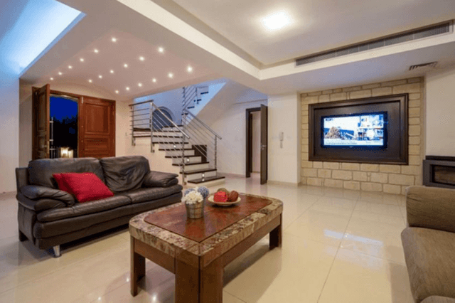 6-bedroom villa for sale: https://www.bazaraki.com/adv/5792775_6-bedroom-villa-for-sale (www.bazaraki.com)