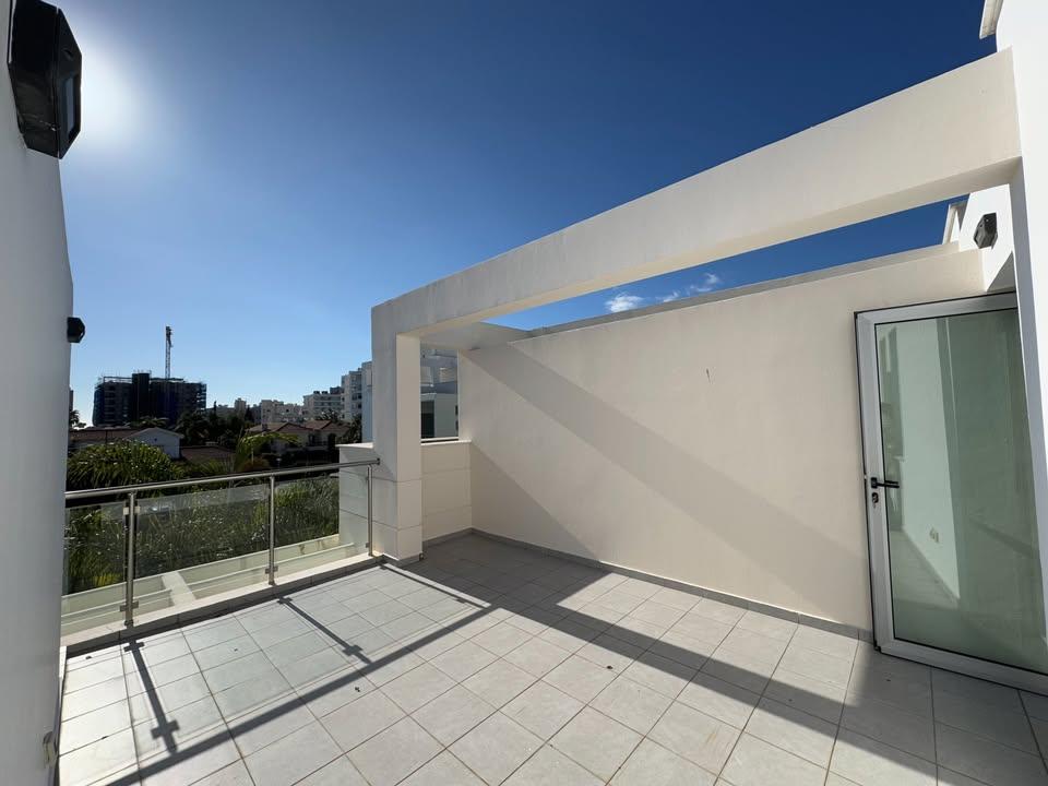 2 beds 2 baths Townhouse: https://www.facebook.com/marketplace/item/1658030904917522 (www.facebook.com)