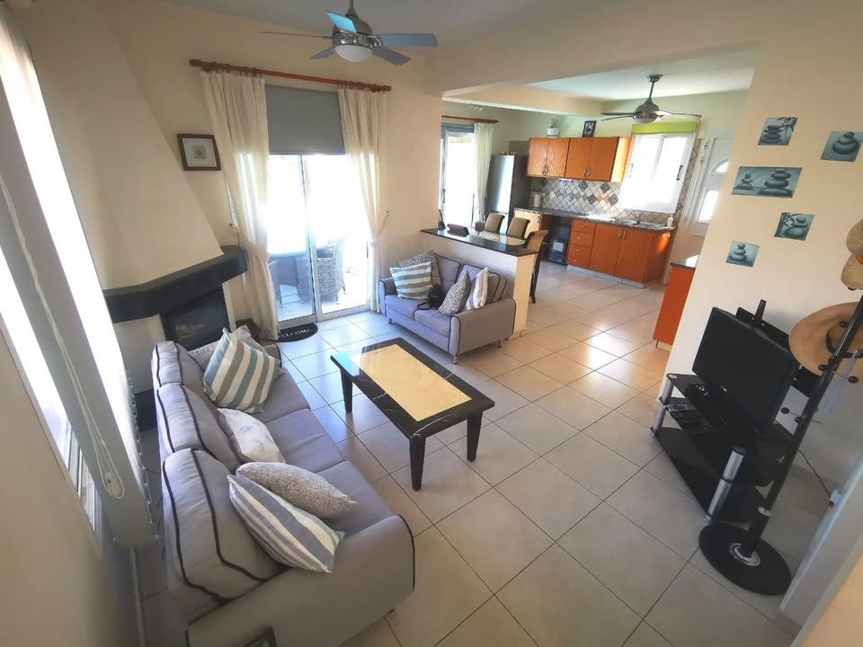 3 beds 3 baths House: https://www.facebook.com/marketplace/item/1168076038336278 (www.facebook.com)