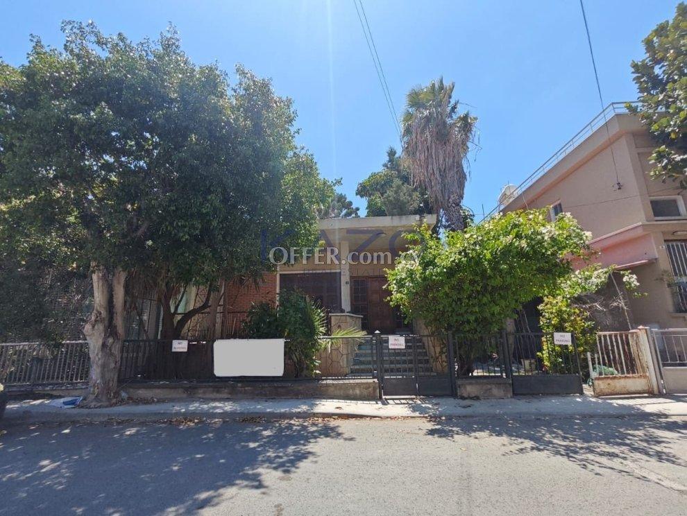 Spacious Semi-Detached House for Sale in Katholiki: https://www.offer.com.cy/en/spacious-semi-detached-house-for-sale-in-katholiki/21-816123/ (www.offer.com.cy)