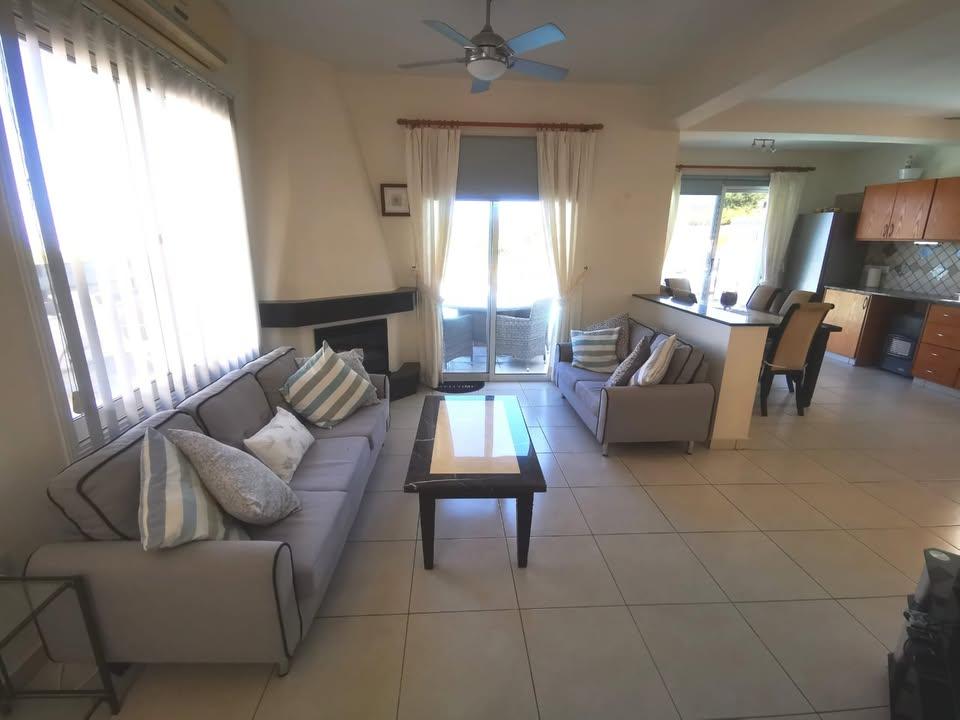 3 beds 3 baths House: https://www.facebook.com/marketplace/item/1168076038336278 (www.facebook.com)