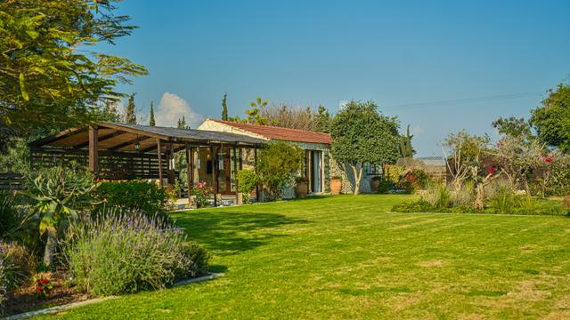 6-bedroom villa in Larnaca № 153177: https://dom.com.cy/en/catalog/sale/153177/ (dom.com.cy)