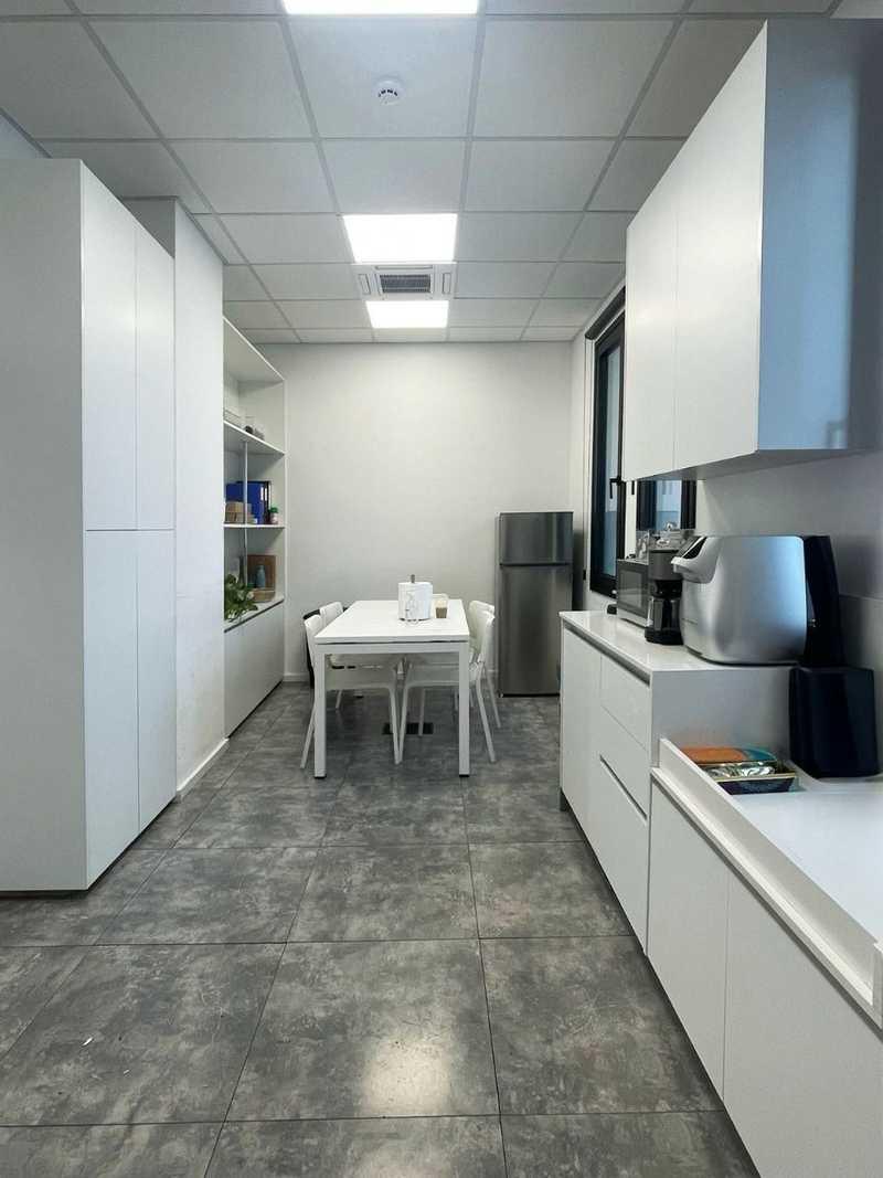 Office 255m² mesa geitonia: https://www.bazaraki.com/adv/5779512_beach-frond-office (www.bazaraki.com)
