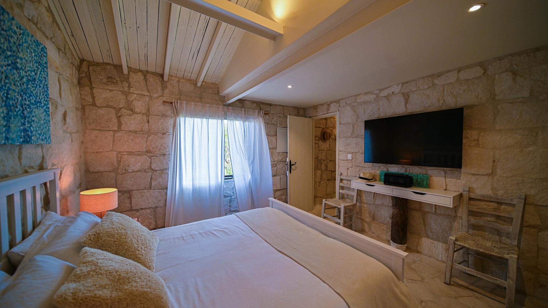 6-bedroom villa in Larnaca № 153177: https://dom.com.cy/en/catalog/sale/153177/ (dom.com.cy)