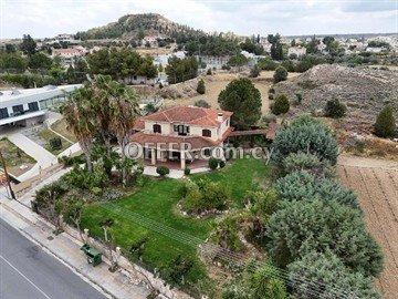 3 Bedroom House, Pera, Nicosia District: https://www.offer.com.cy/en/3-bedroom-house-pera-nicosia-district/21-816285/ (www.offer.com.cy)