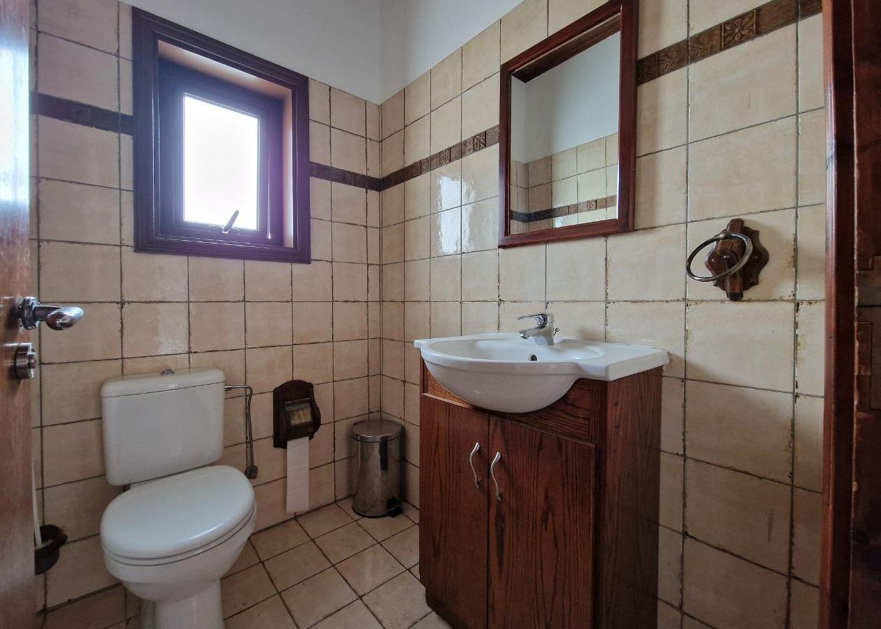 6-bedroom house in Nicosia № 150182: https://dom.com.cy/en/catalog/sale/150182/ (dom.com.cy)