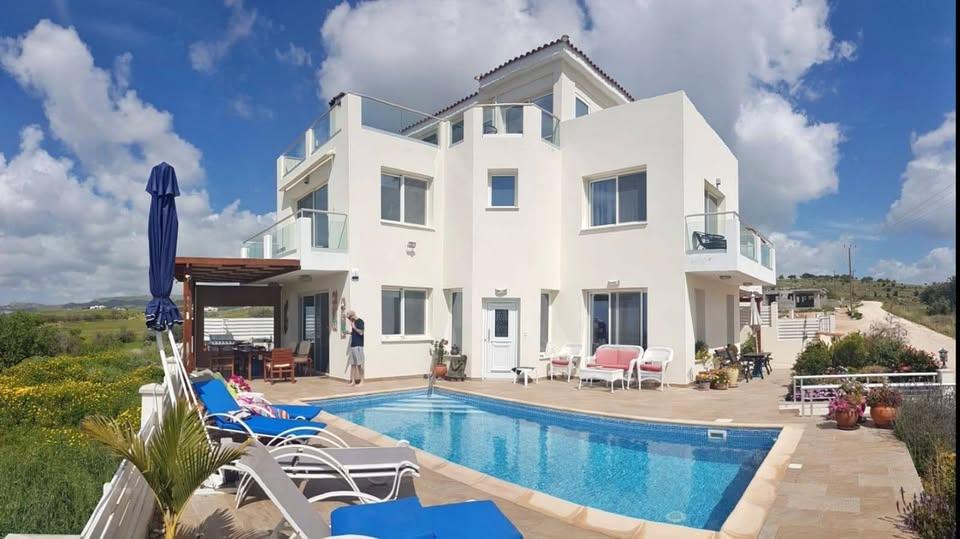 3/4 bedroom villa: https://www.facebook.com/marketplace/item/1513262092715409 (www.facebook.com)