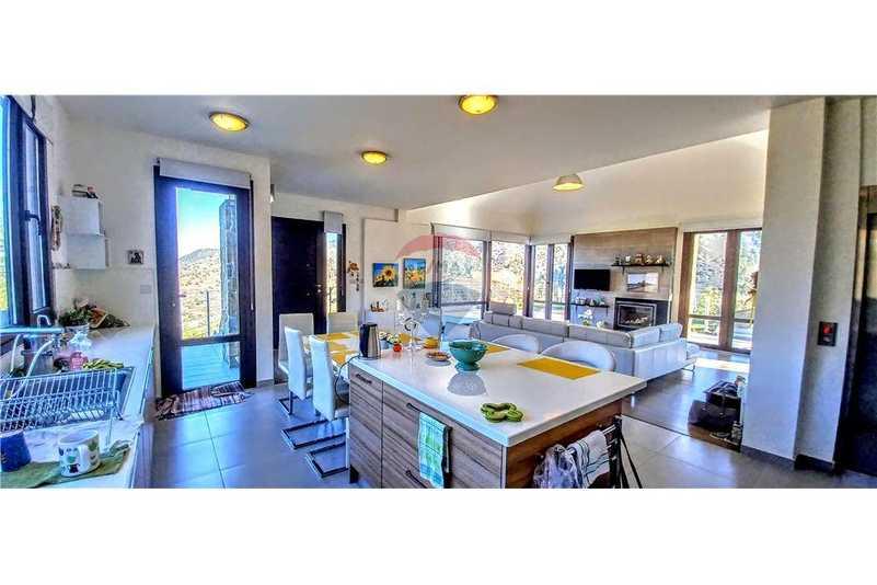 5-bedroom villa for sale: https://www.bazaraki.com/adv/5797854_5-bedroom-villa-for-sale (www.bazaraki.com)