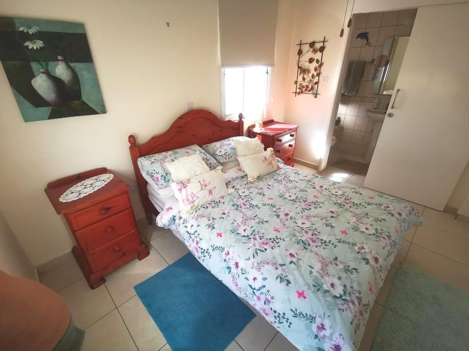 3 beds 3 baths House: https://www.facebook.com/marketplace/item/1168076038336278 (www.facebook.com)