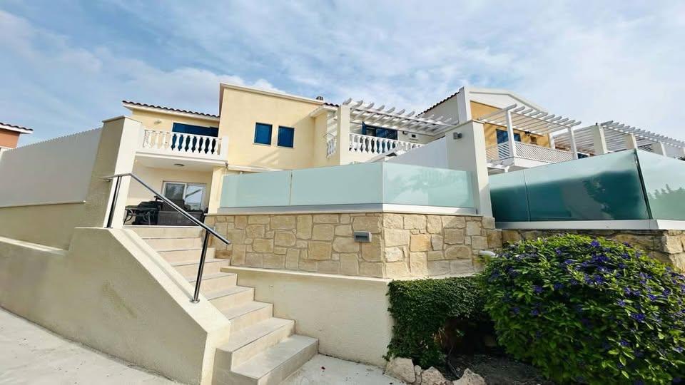 Fully furnished 2 bed townhouse Peyia: https://www.facebook.com/marketplace/item/1537484337207716 (www.facebook.com)