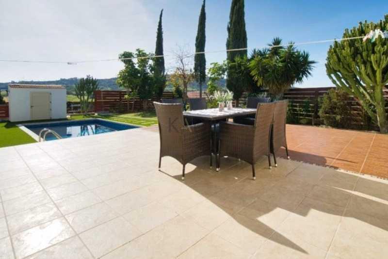 3-bedroom villa for sale: https://www.bazaraki.com/adv/5787037_3-bedroom-villa-for-sale (www.bazaraki.com)