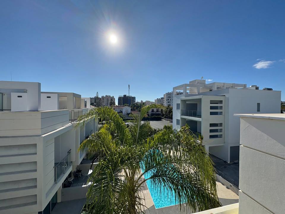2 beds 2 baths Townhouse: https://www.facebook.com/marketplace/item/1658030904917522 (www.facebook.com)