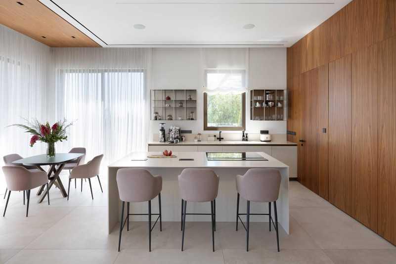 5-bedroom villa for sale: https://www.bazaraki.com/adv/5774072_5-bedroom-villa-for-sale (www.bazaraki.com)