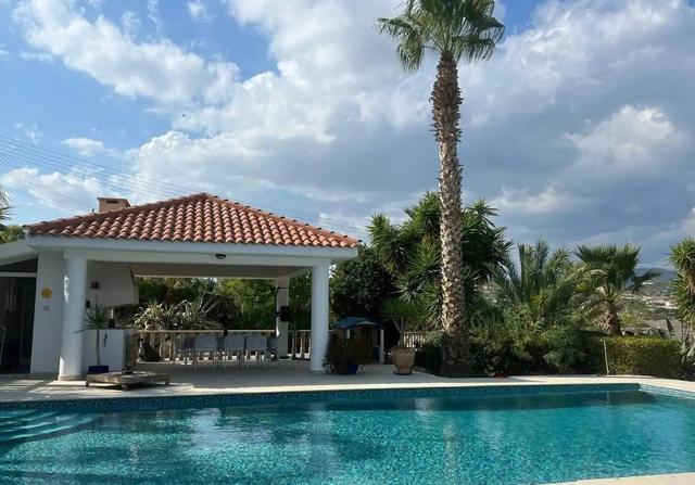 4-bedroom villa in Limassol №152593: https://dom.com.cy/en/catalog/rent/152593/ (dom.com.cy)
