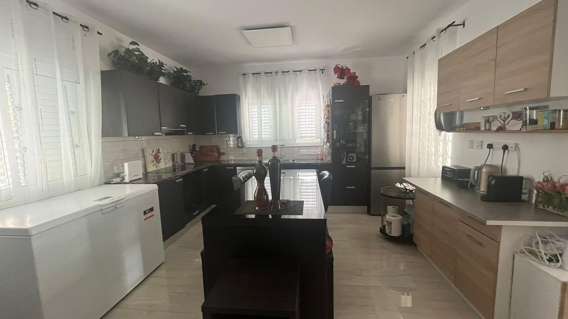 4-bedroom house in Paphos №153688: https://dom.com.cy/en/catalog/rent/153688/ (dom.com.cy)