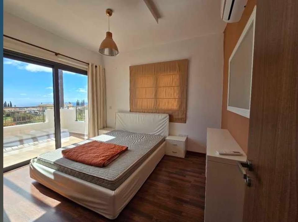 3 beds 3 baths House: https://www.facebook.com/marketplace/item/1404996100746570 (www.facebook.com)