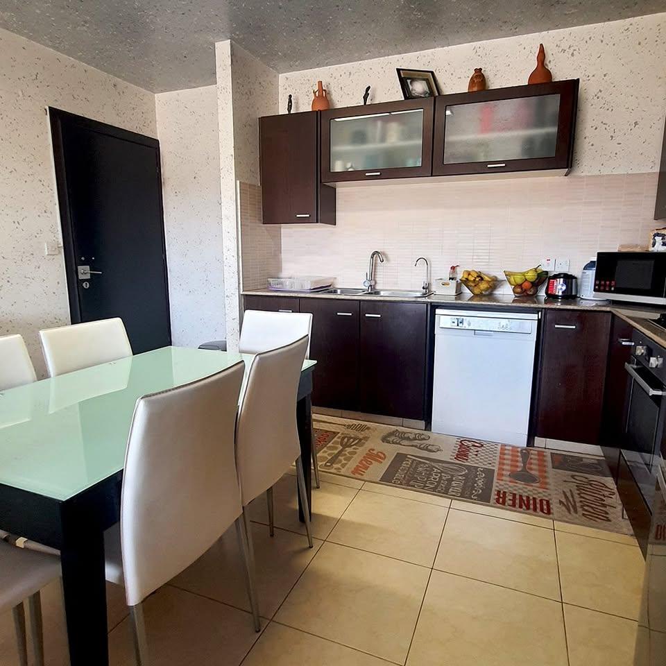 2 Beds 1 Bath Apartment/condo: https://www.facebook.com/marketplace/item/949516800468435 (www.facebook.com)