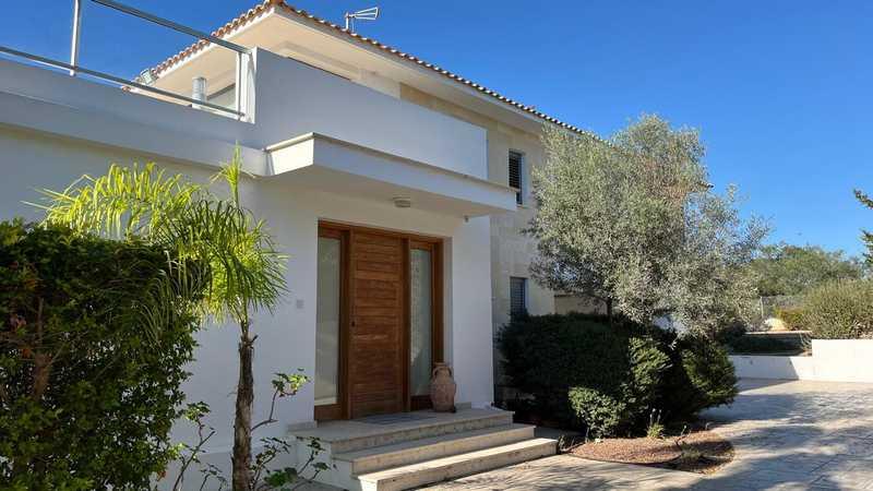 3-bedroom villa to rent: https://www.bazaraki.com/adv/5792476_3-bedroom-villa-to-rent (www.bazaraki.com)