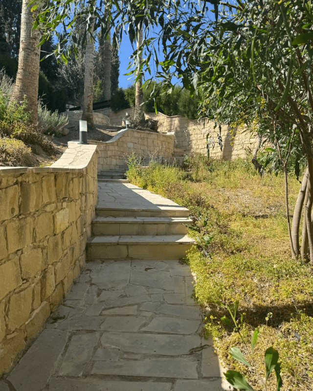 5-bedroom villa for sale: https://www.bazaraki.com/adv/5797055_5-bedroom-villa-for-sale (www.bazaraki.com)