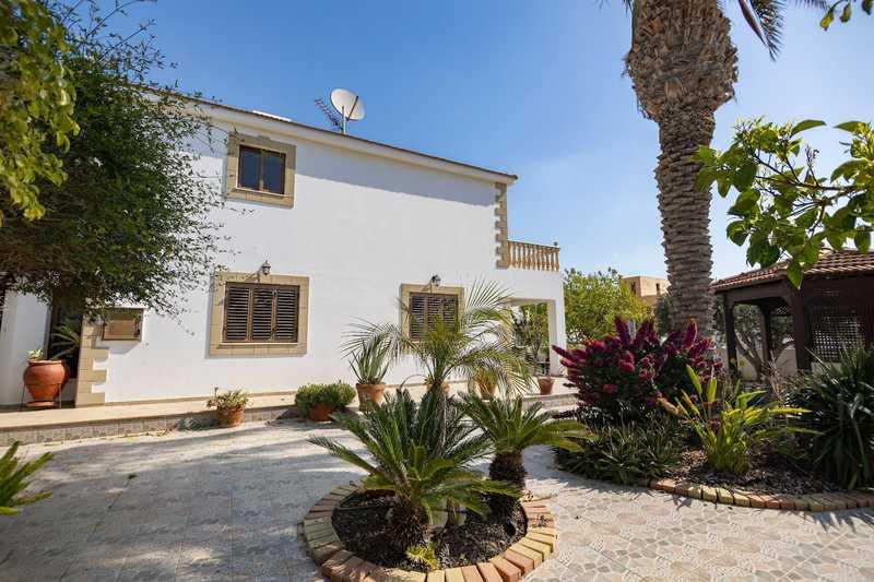 3-bedroom villa to rent: https://www.bazaraki.com/adv/5797191_3-bedroom-villa-to-rent (www.bazaraki.com)