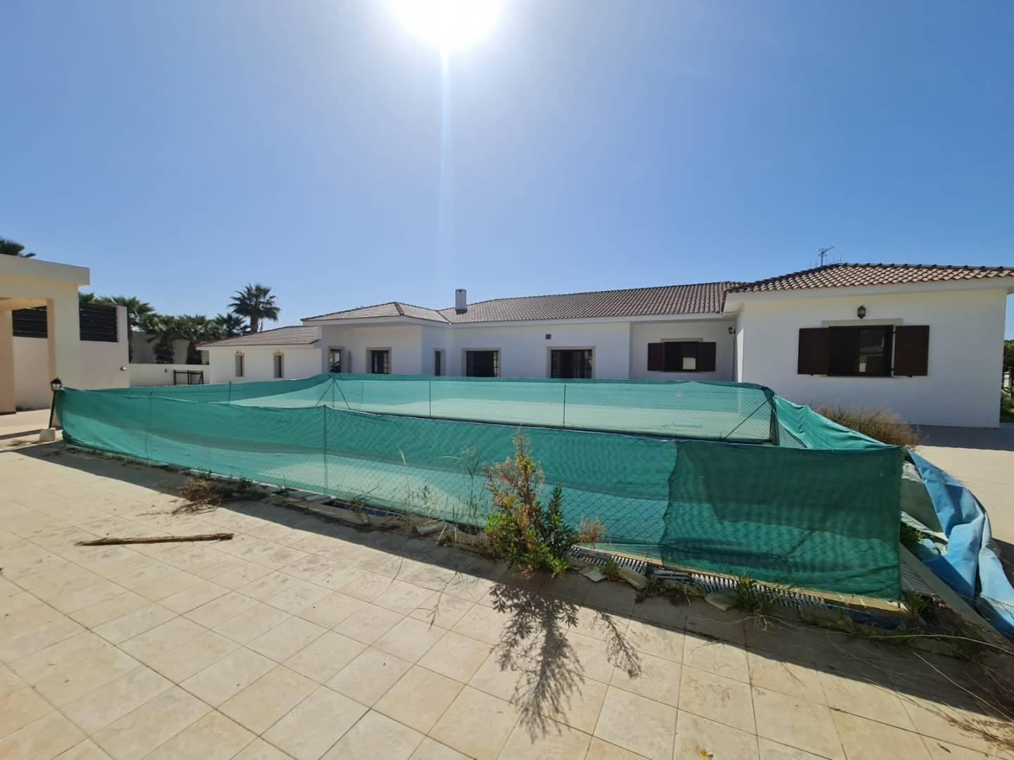 5-bedroom villa in Larnaca № 153151: https://dom.com.cy/en/catalog/sale/153151/ (dom.com.cy)