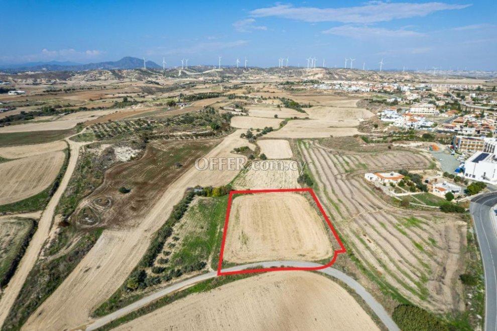 Residential field in Tersefanou Larnaca: https://www.offer.com.cy/en/residential-field-in-tersefanou-larnaca/21-811666/ (www.offer.com.cy)